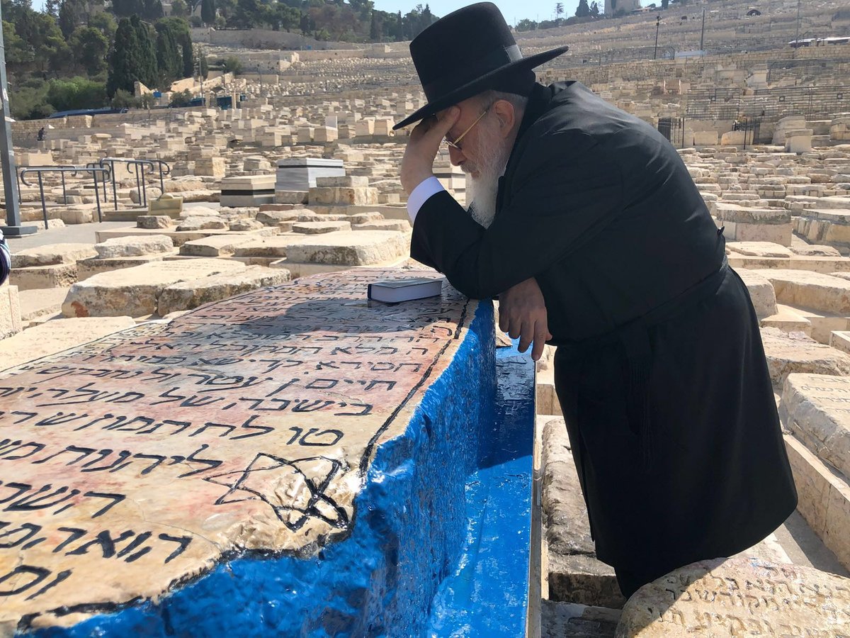 הגר"ש אליטוב, מתפלל על ציון האור החיים, להצלחתו בבחירה למועצה החדשה, השבוע