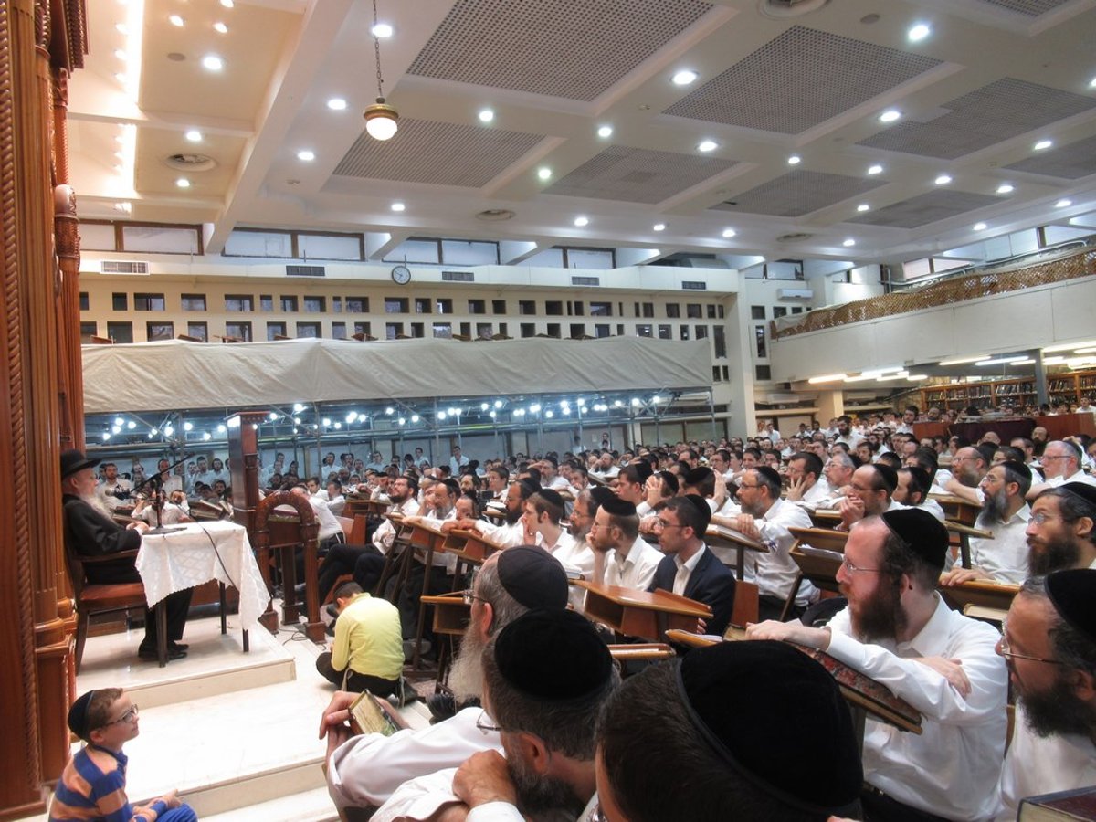 אלפים בשיחתו של ראש הישיבה הגר"ג אדלשטיין