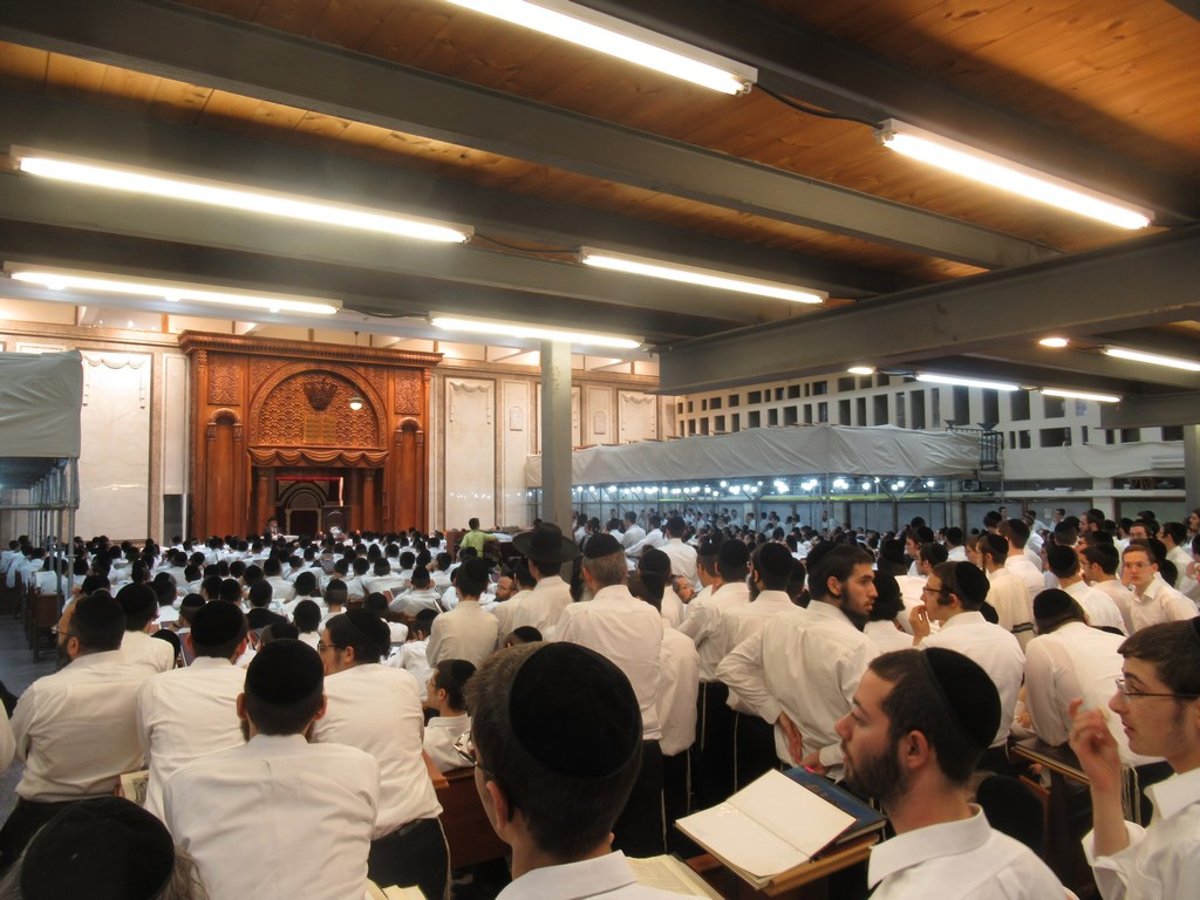 אלפים בשיחתו של ראש הישיבה הגר"ג אדלשטיין