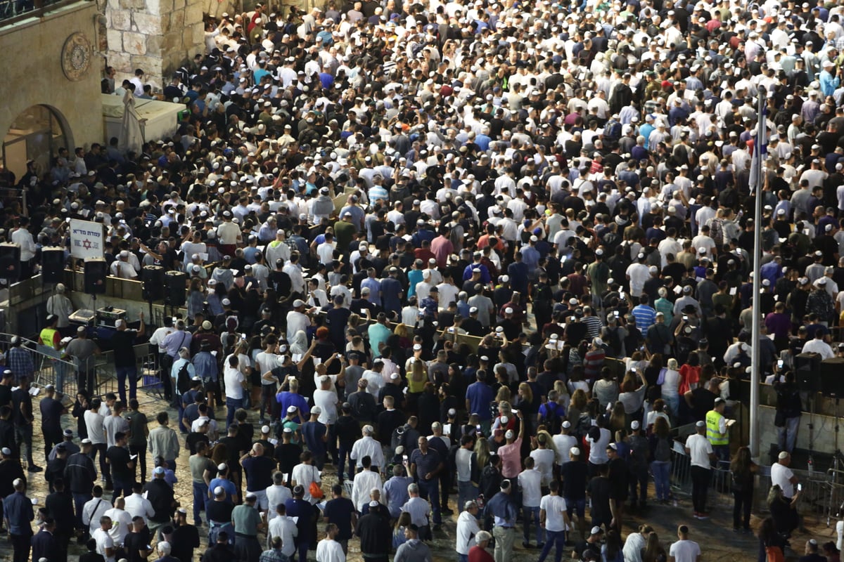 עשרות אלפים זעקו סליחות בכותל • תיעוד