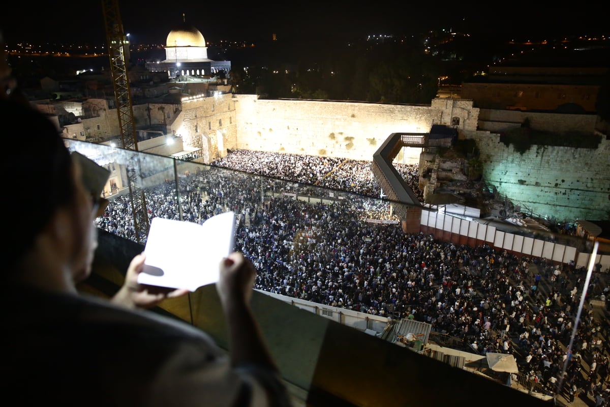 עשרות אלפים זעקו סליחות בכותל • תיעוד