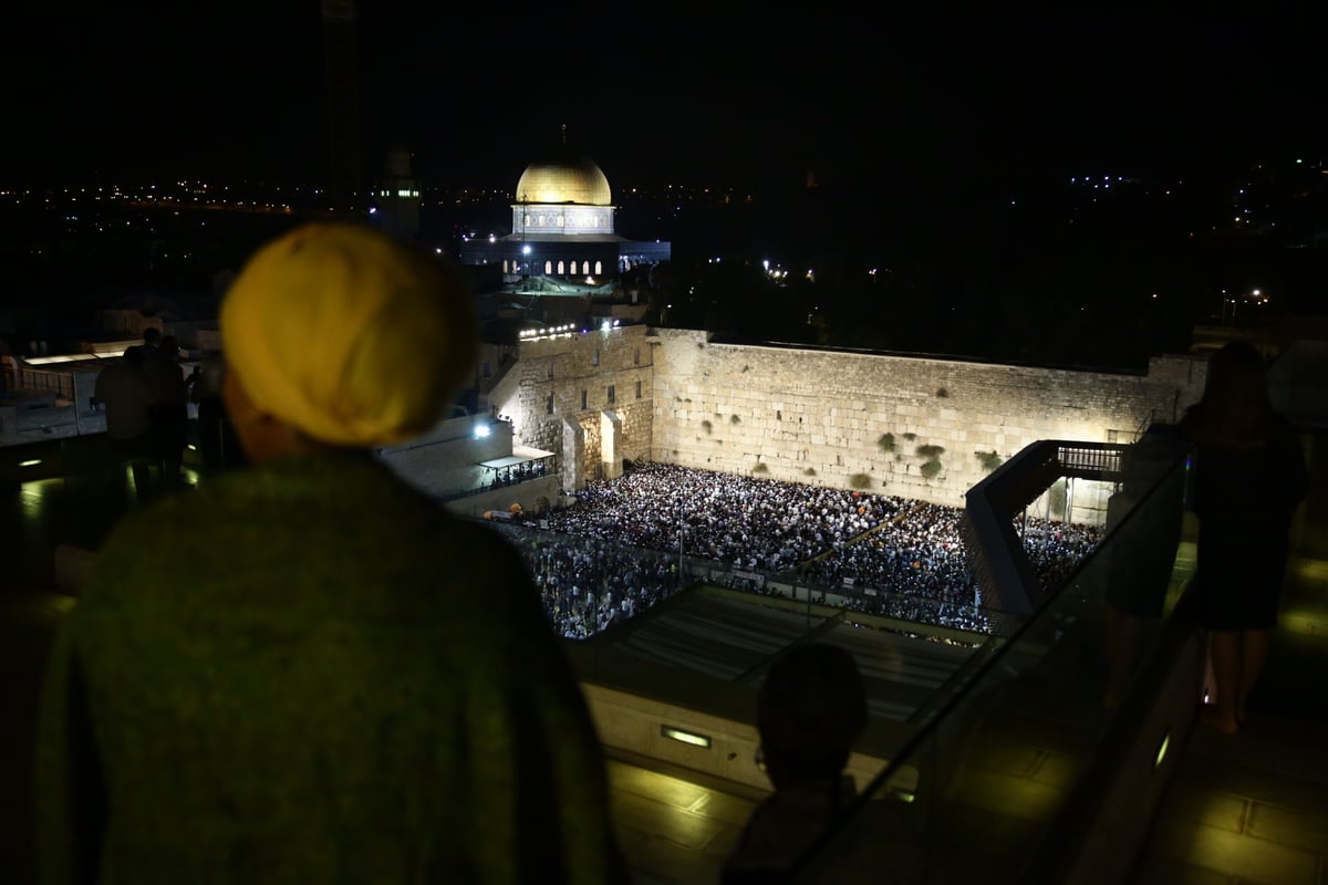 עשרות אלפים זעקו סליחות בכותל • תיעוד