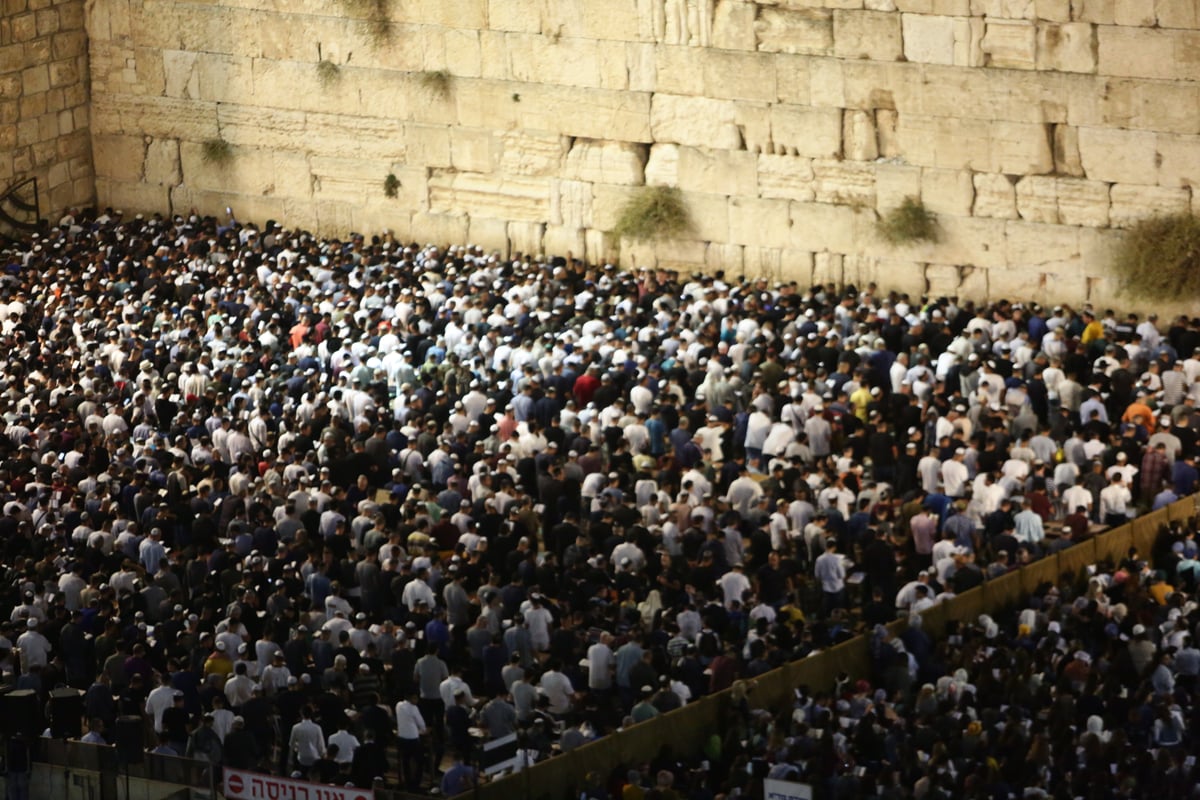 עשרות אלפים זעקו סליחות בכותל • תיעוד