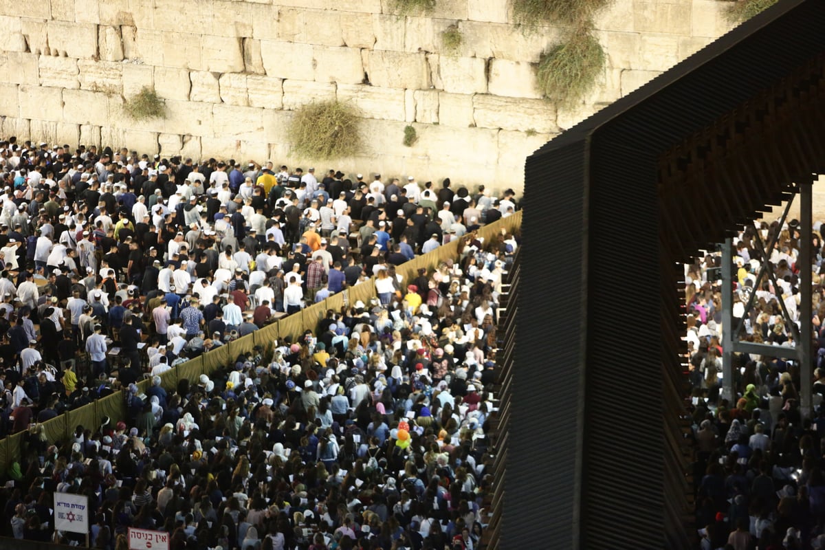 עשרות אלפים זעקו סליחות בכותל • תיעוד