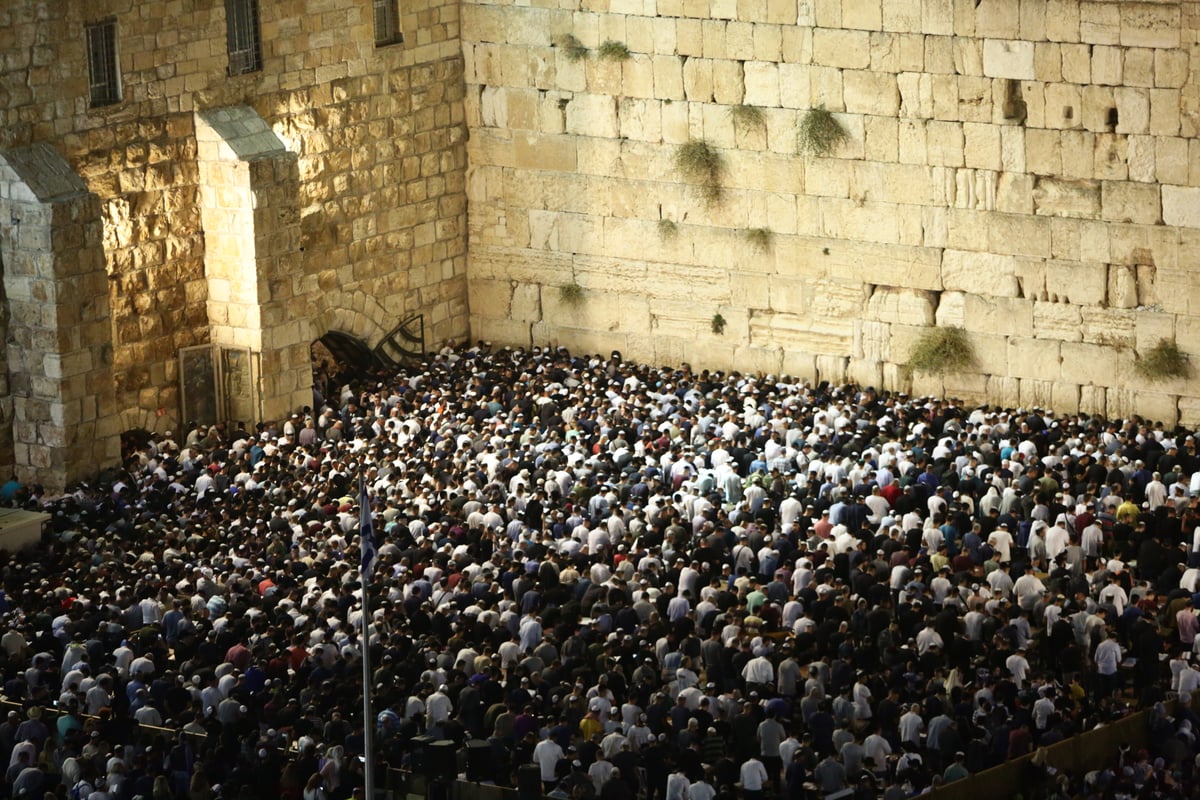 עשרות אלפים זעקו סליחות בכותל • תיעוד