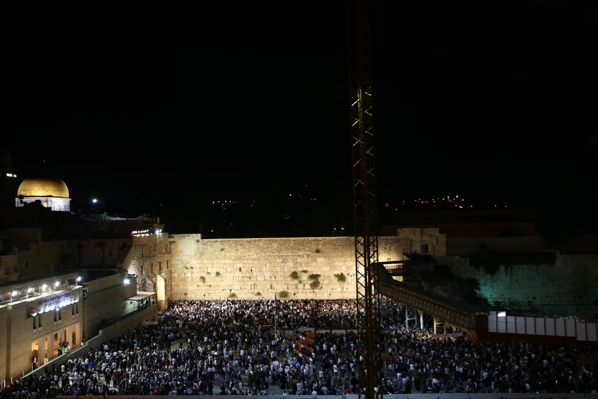 עשרות אלפים זעקו סליחות בכותל • תיעוד