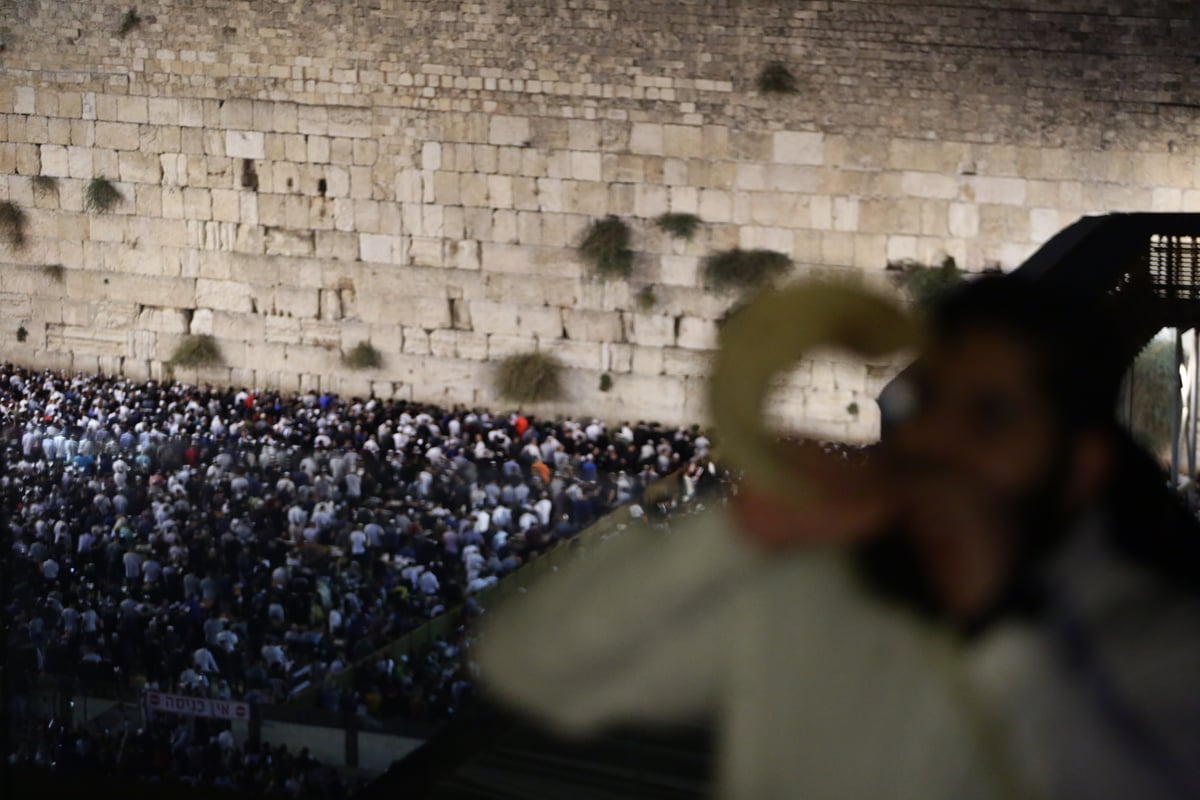 עשרות אלפים זעקו סליחות בכותל • תיעוד