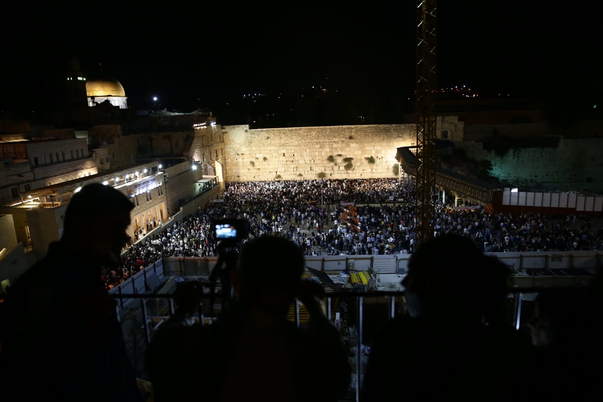 עשרות אלפים זעקו סליחות בכותל • תיעוד