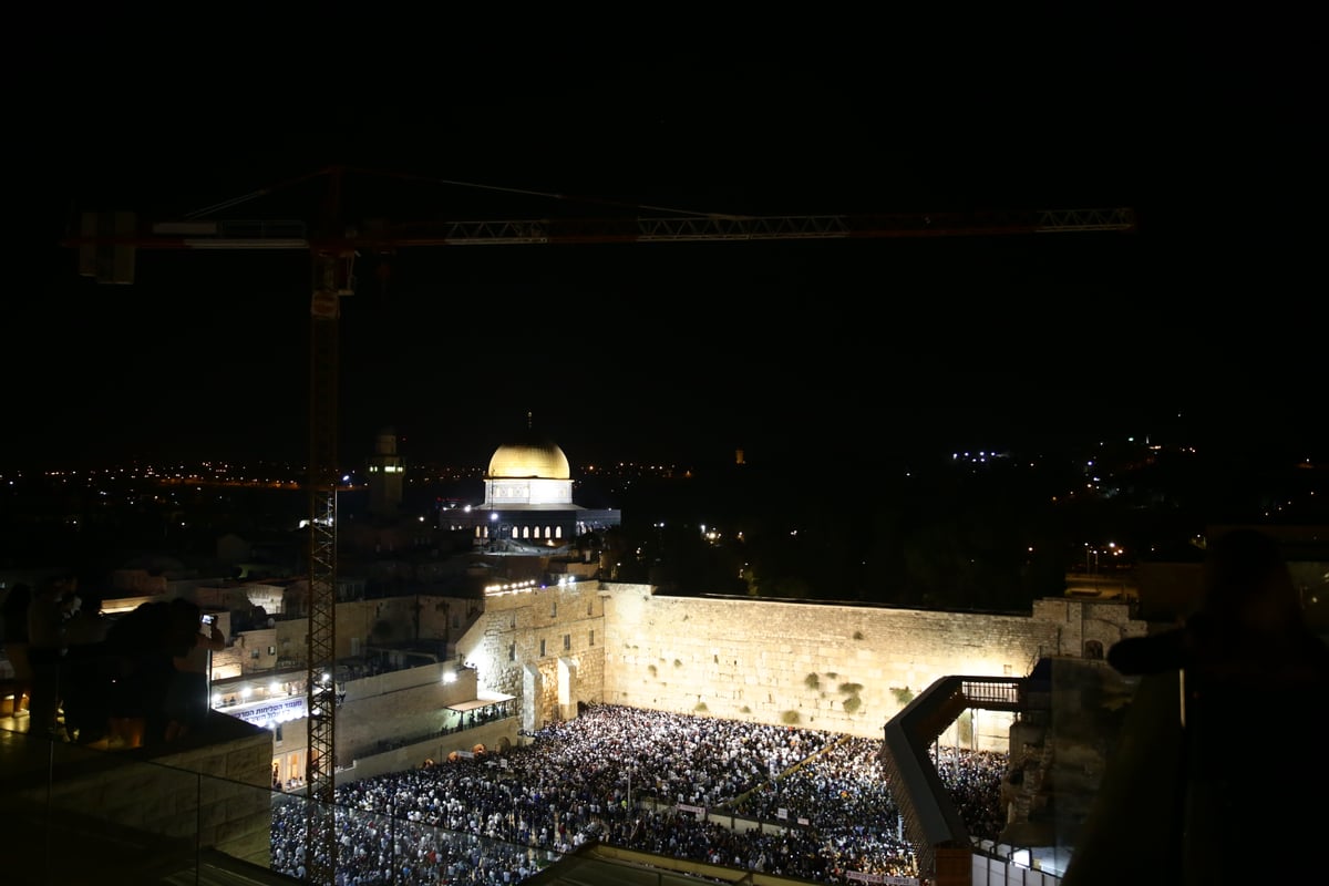 עשרות אלפים זעקו סליחות בכותל • תיעוד