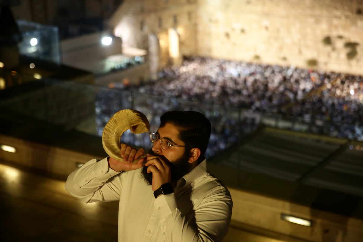 עשרות אלפים זעקו סליחות בכותל • תיעוד