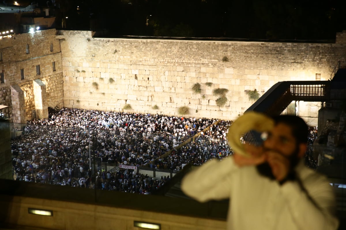 עשרות אלפים זעקו סליחות בכותל • תיעוד