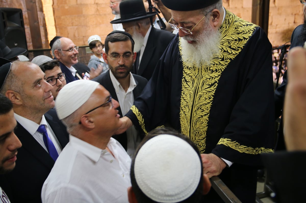 המונים בסליחות בראשות הראשל"צ הגר"ש עמאר