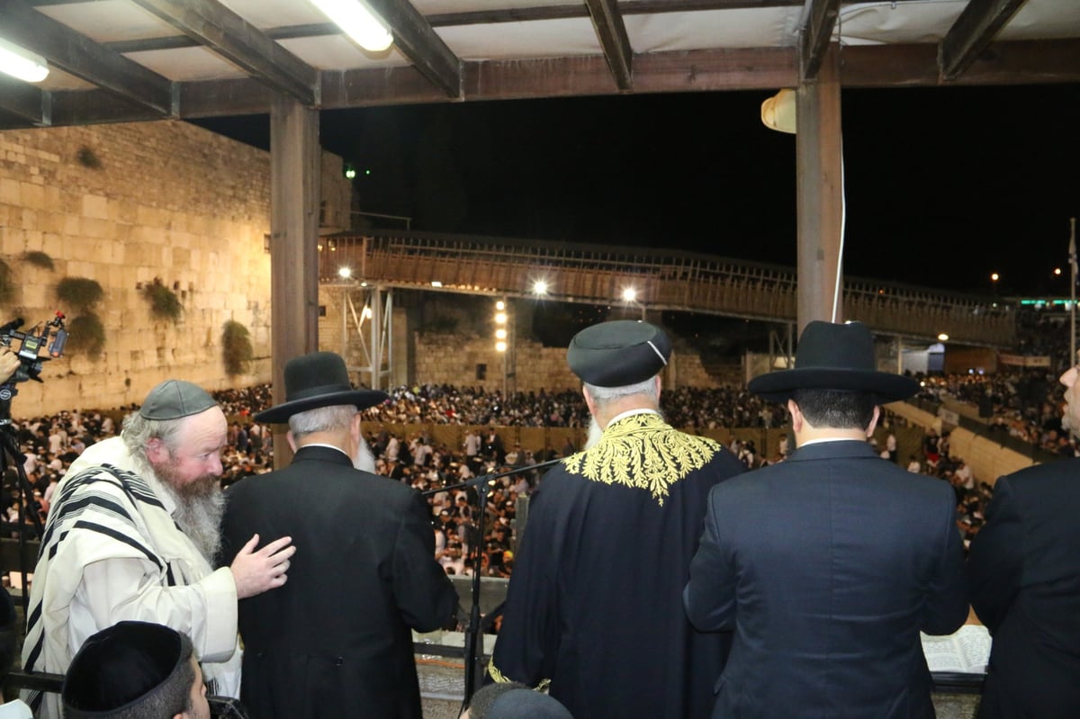 המונים בסליחות בראשות הראשל"צ הגר"ש עמאר