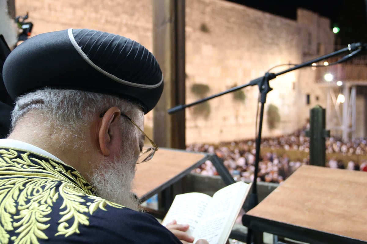 המונים בסליחות בראשות הראשל"צ הגר"ש עמאר