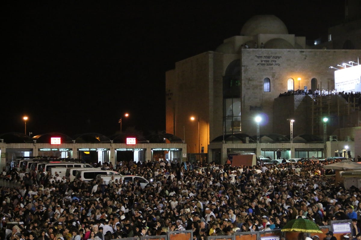 המונים בסליחות בראשות הראשל"צ הגר"ש עמאר