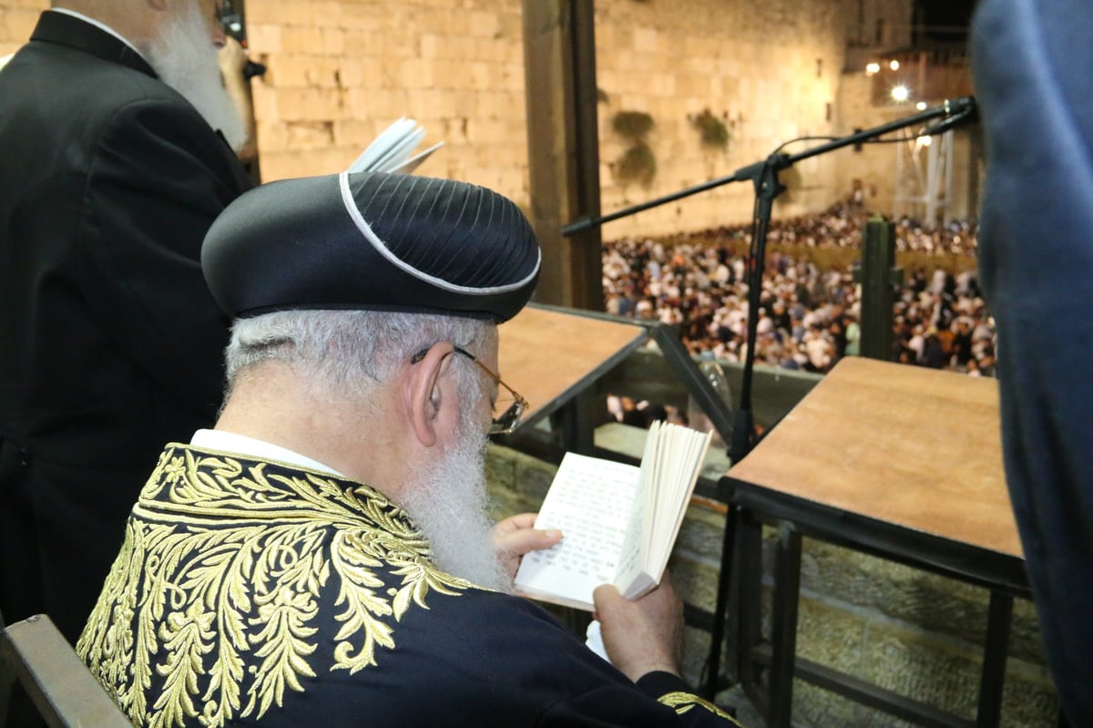 המונים בסליחות בראשות הראשל"צ הגר"ש עמאר