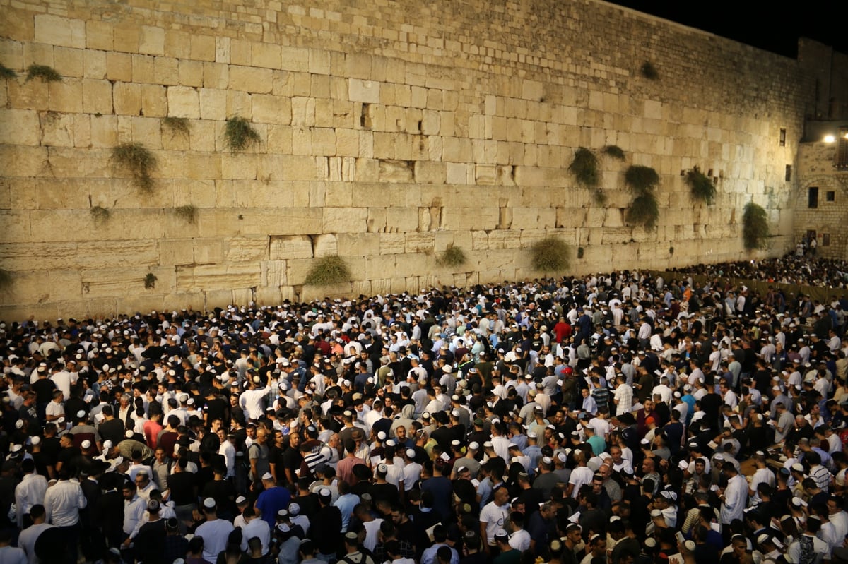 המונים בסליחות בראשות הראשל"צ הגר"ש עמאר