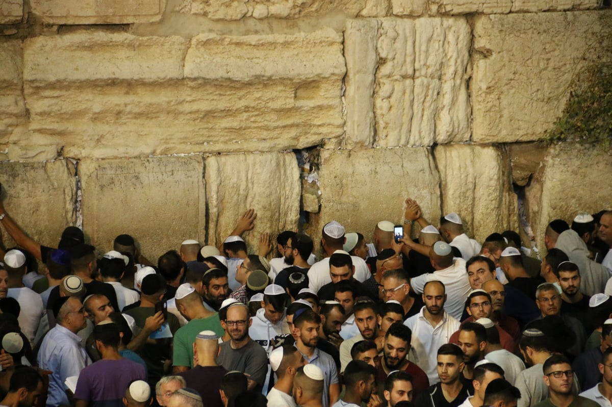 המונים בסליחות בראשות הראשל"צ הגר"ש עמאר