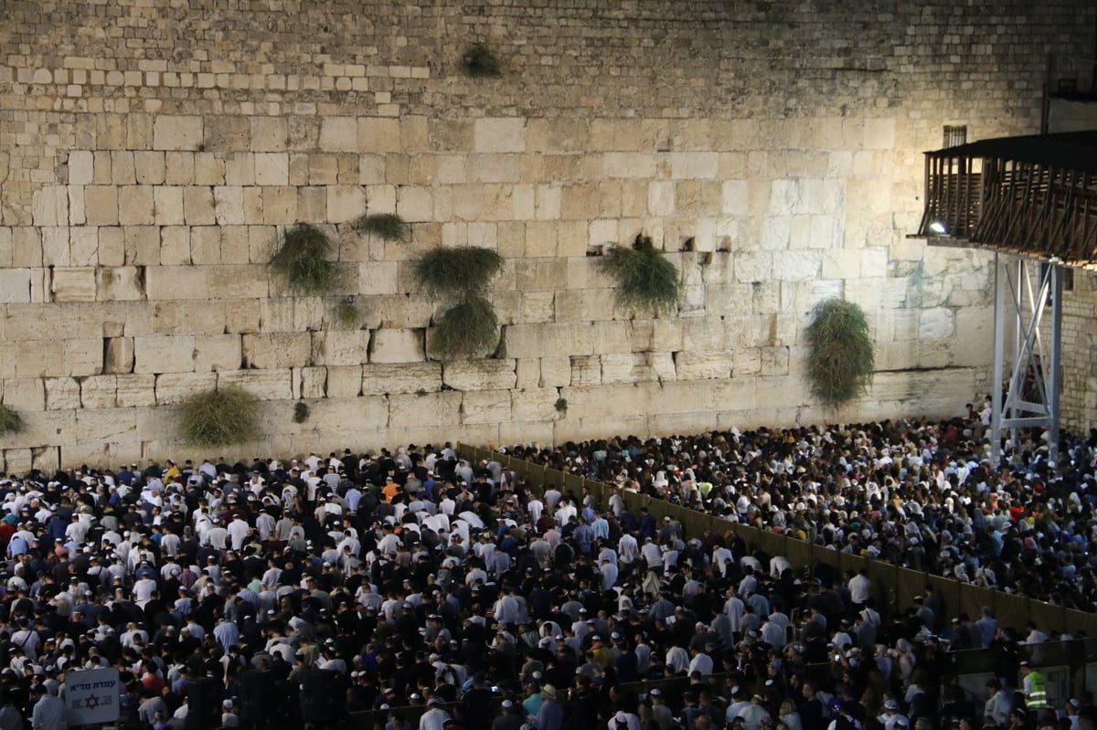 המונים בסליחות בראשות הראשל"צ הגר"ש עמאר