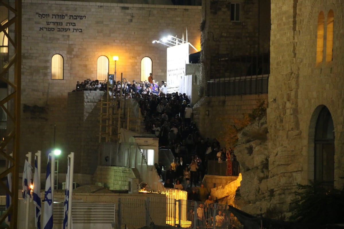 המונים בסליחות בראשות הראשל"צ הגר"ש עמאר