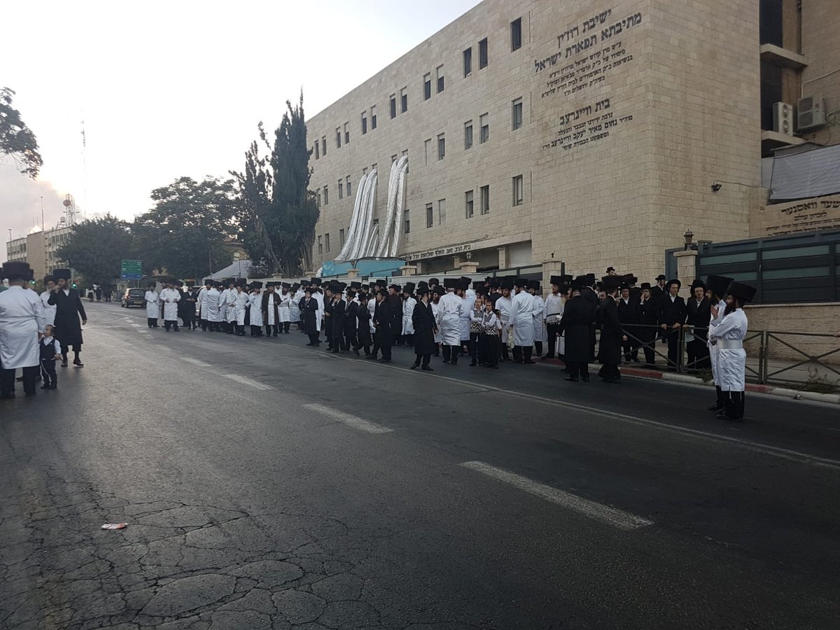 הרבי הורה:  "אם אין גויים, לבטל את התפילות בקלויז"