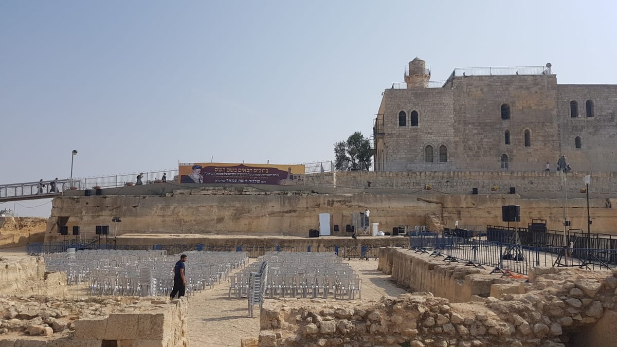 ההכנות הנרחבות לקראת הערב.