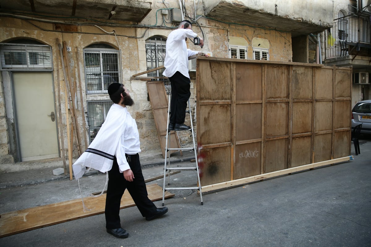 במאה שערים כבר בונים סוכות • צפו בגלריה