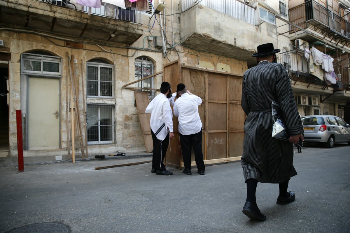 במאה שערים כבר בונים סוכות • צפו בגלריה