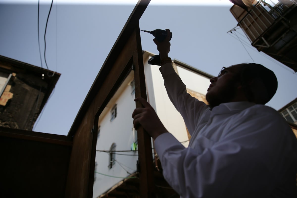 במאה שערים כבר בונים סוכות • צפו בגלריה