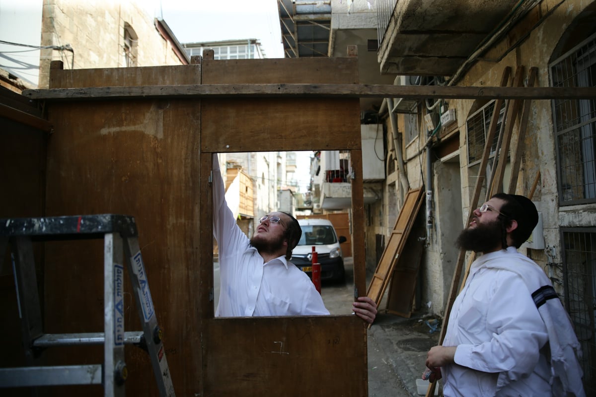 במאה שערים כבר בונים סוכות • צפו בגלריה