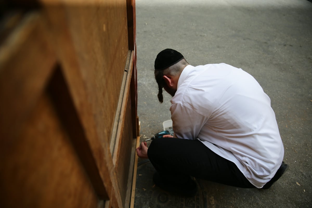 במאה שערים כבר בונים סוכות • צפו בגלריה