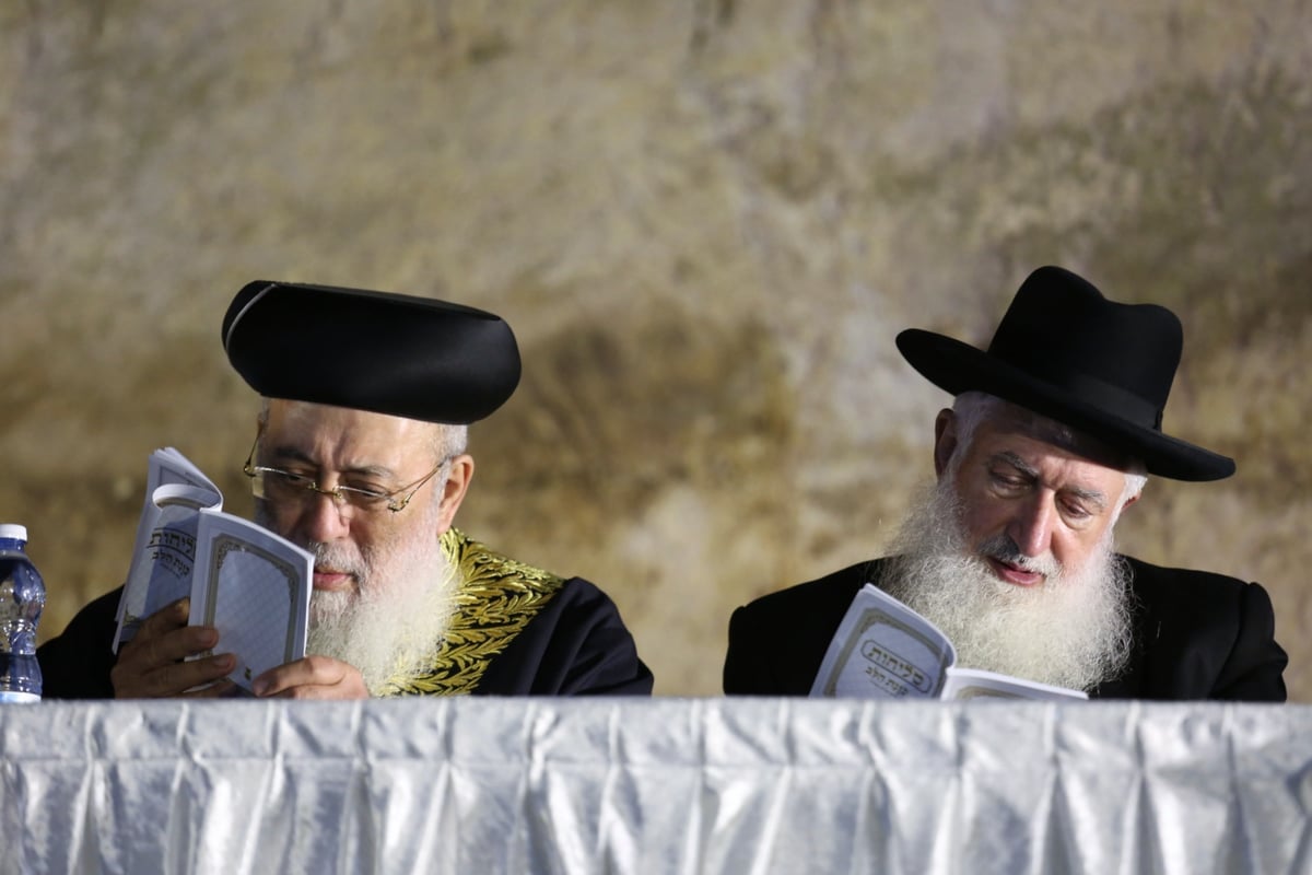 המונים בסליחות בראשות הראשון לציון הגר"ש עמאר