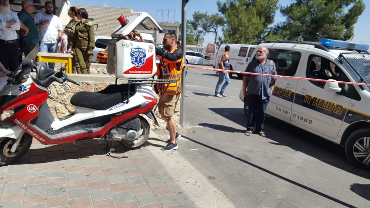 פיגוע אכזרי: אדם נרצח בדקירות סכין בקניון ב"צומת הגוש"