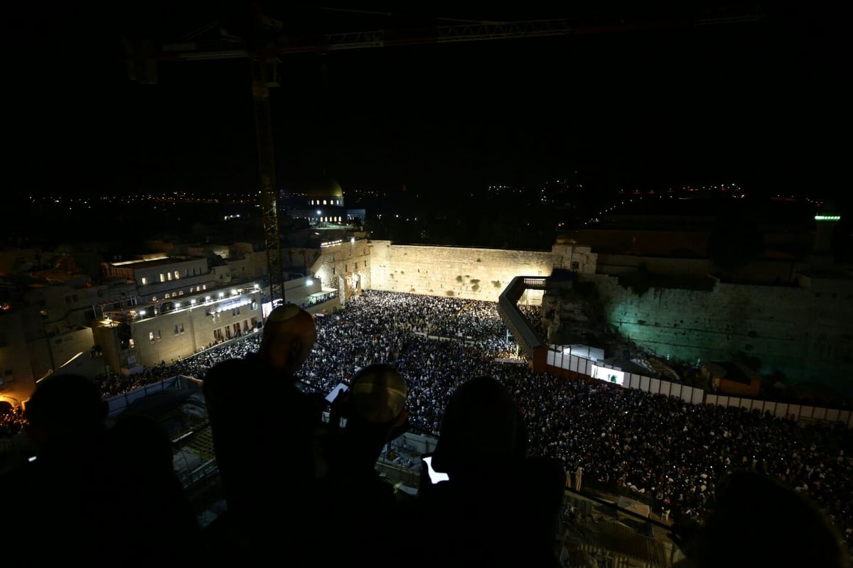 מי כעמך ישראל: המונים בסליחות בכותל