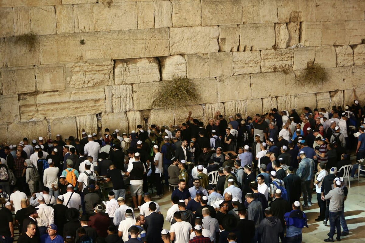 מי כעמך ישראל: המונים בסליחות בכותל