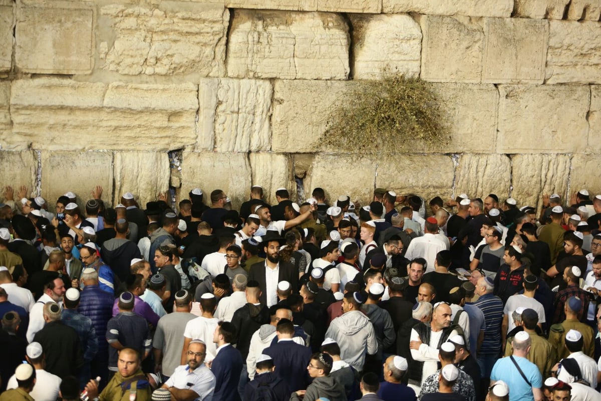 מי כעמך ישראל: המונים בסליחות בכותל