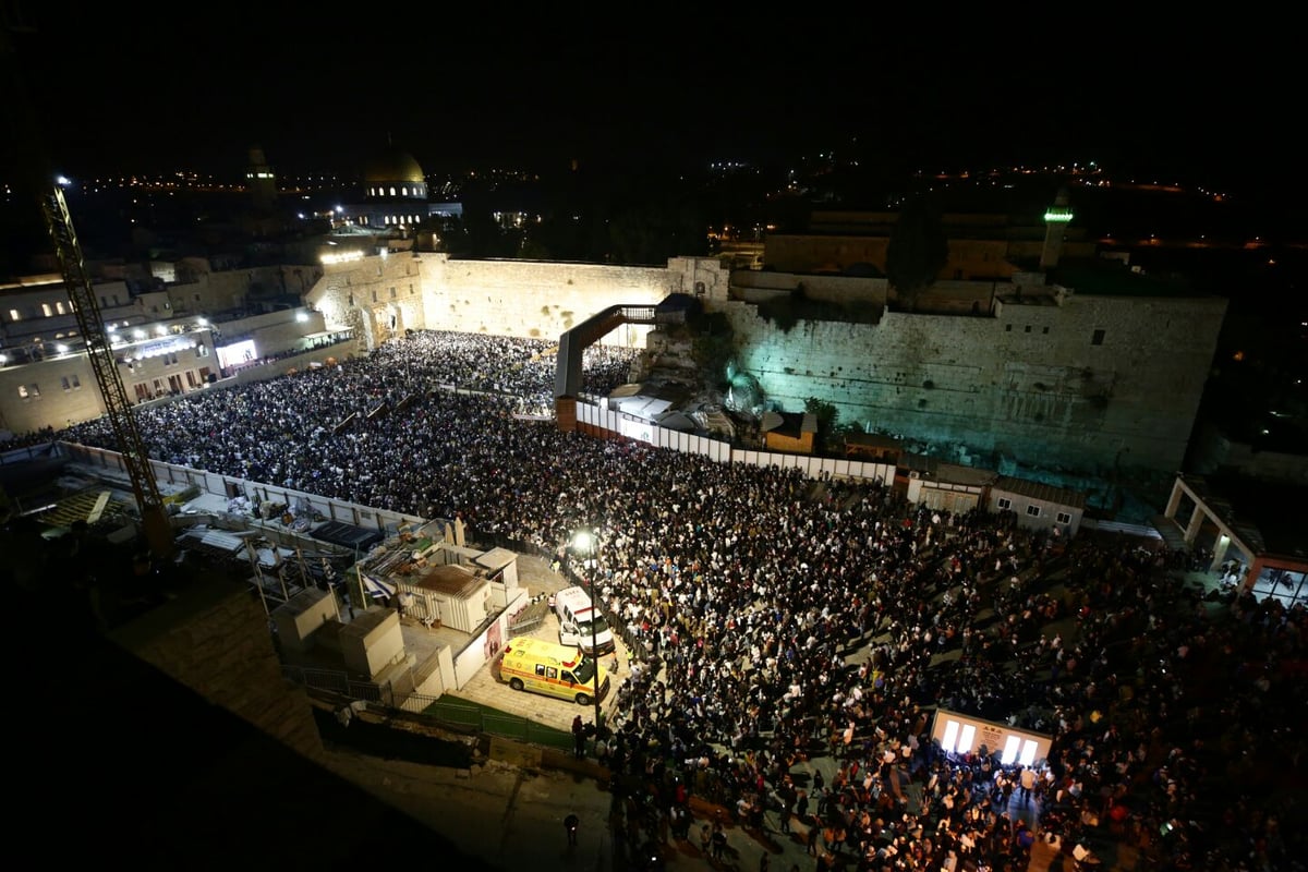 מי כעמך ישראל: המונים בסליחות בכותל