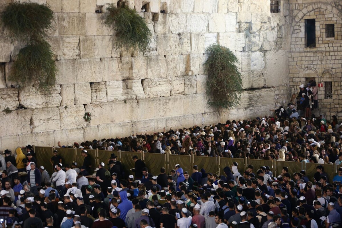 מי כעמך ישראל: המונים בסליחות בכותל