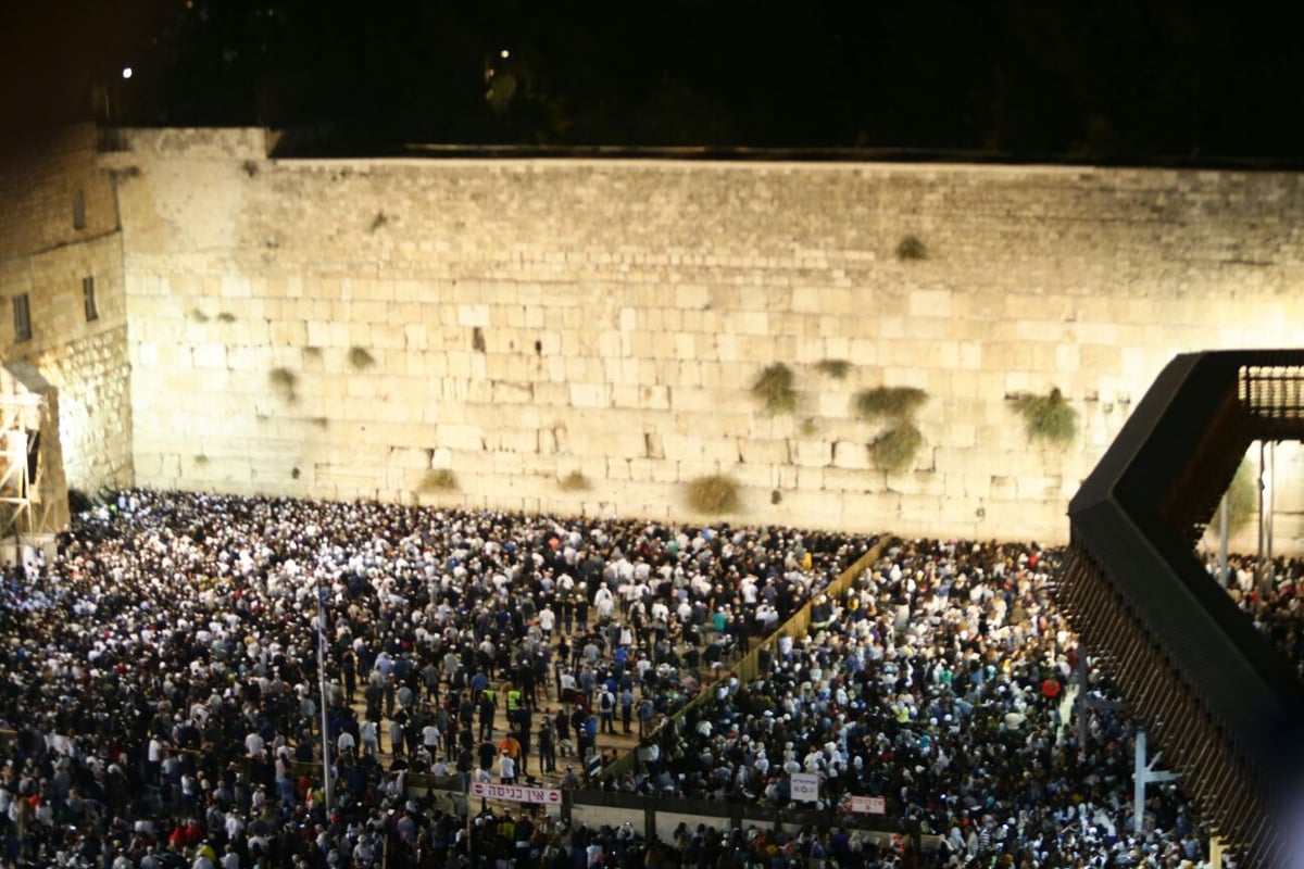 מי כעמך ישראל: המונים בסליחות בכותל