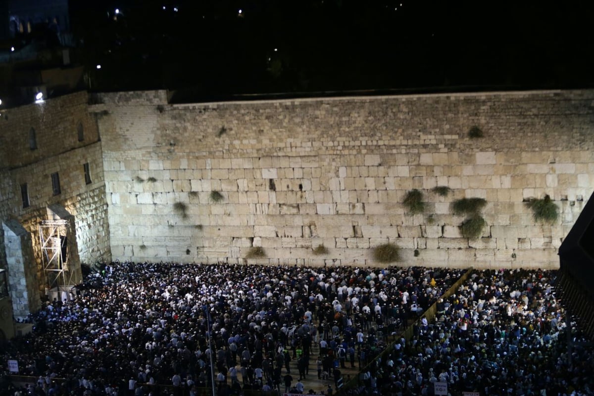 מי כעמך ישראל: המונים בסליחות בכותל