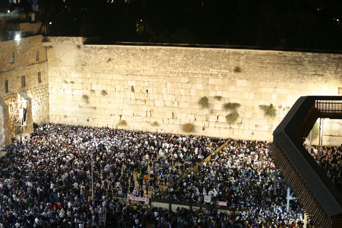 מי כעמך ישראל: המונים בסליחות בכותל