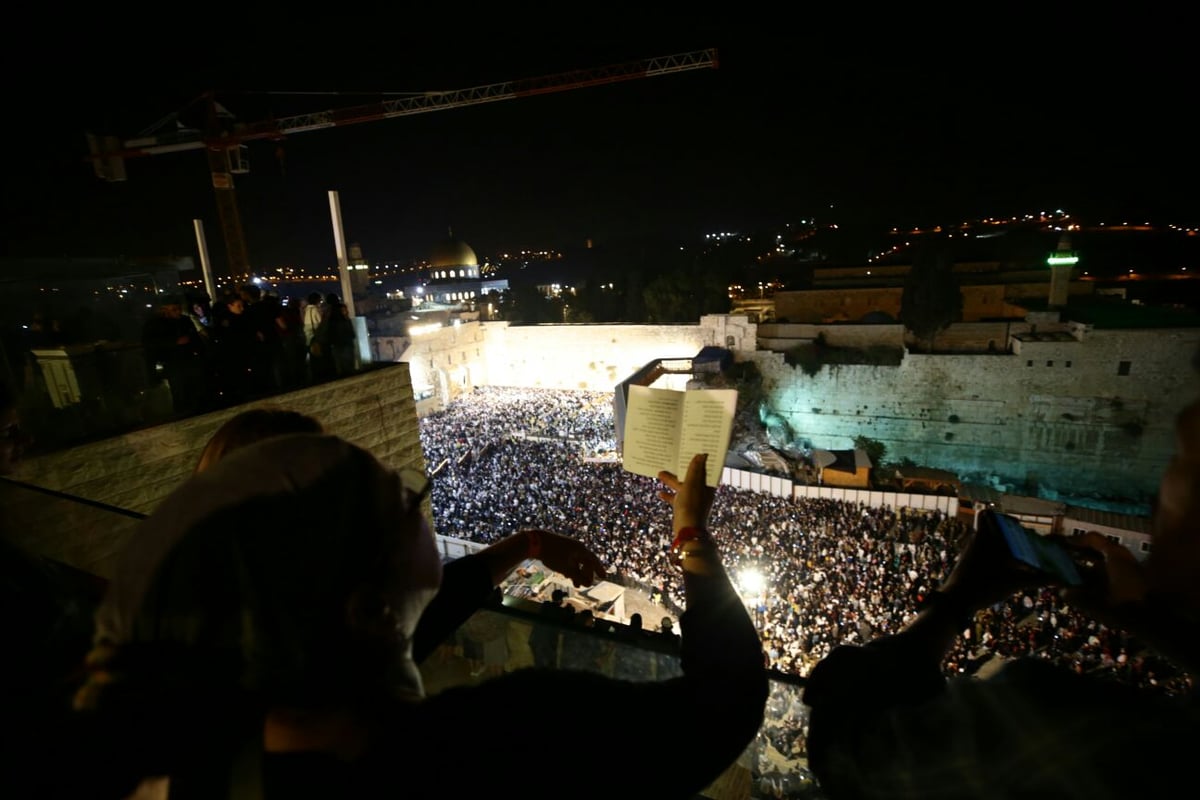 מי כעמך ישראל: המונים בסליחות בכותל