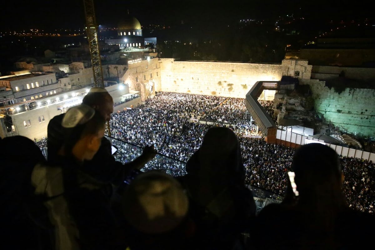 מי כעמך ישראל: המונים בסליחות בכותל