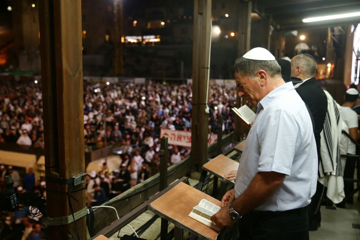 מי כעמך ישראל: המונים בסליחות בכותל