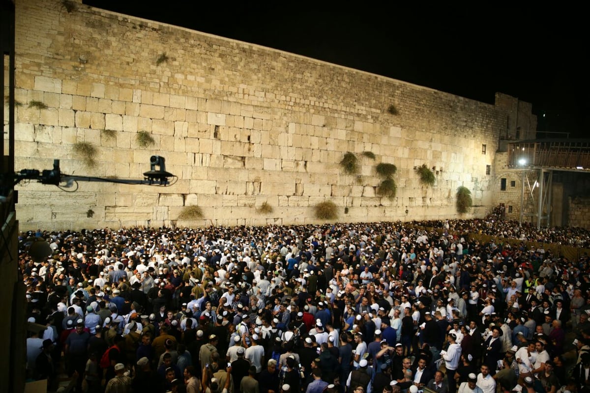 מי כעמך ישראל: המונים בסליחות בכותל