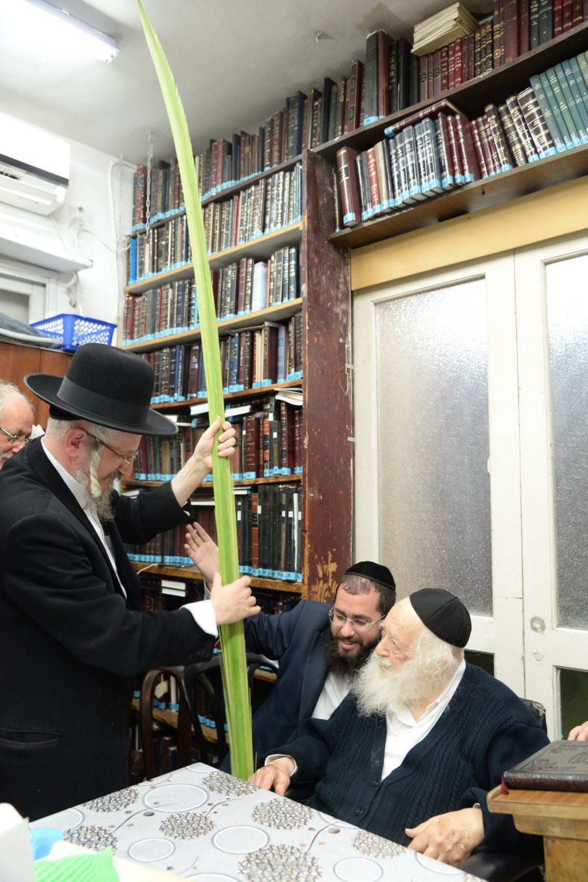 ערב כיפור: מרן שר התורה בוחן ארבעת המינים