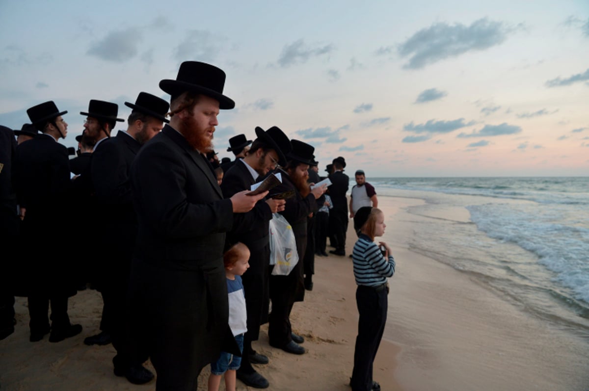 כמנהג החסידים: סליחות בחוף בערב כיפור