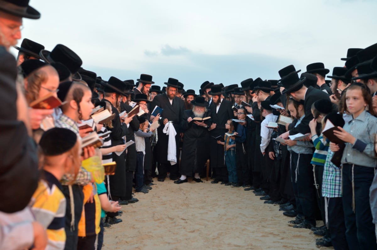 כמנהג החסידים: סליחות בחוף בערב כיפור