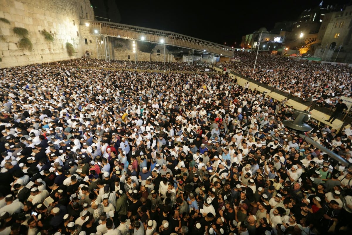 שעות לפני היום הקדוש בשנה: רבבות ביקשו סליחה בכותל