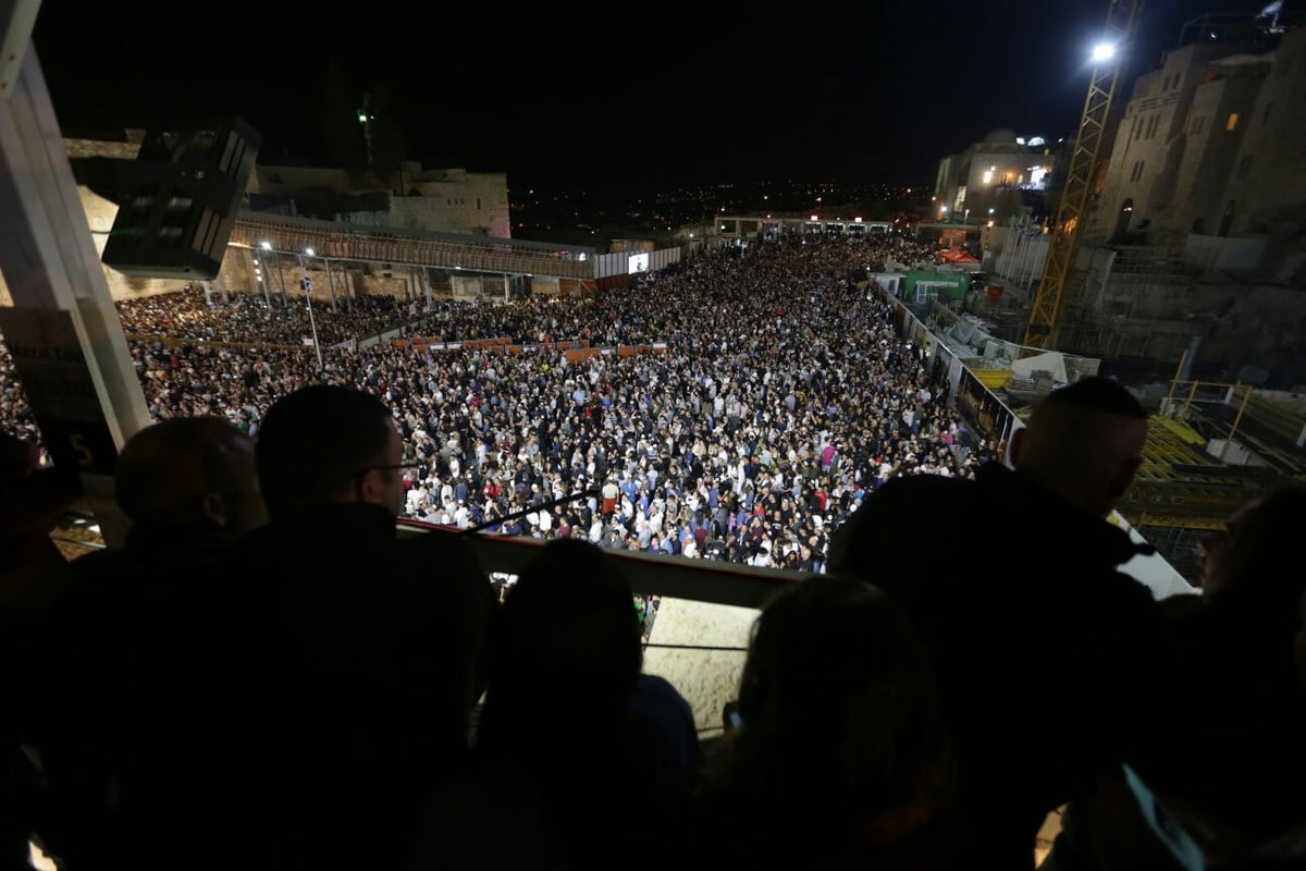 שעות לפני היום הקדוש בשנה: רבבות ביקשו סליחה בכותל